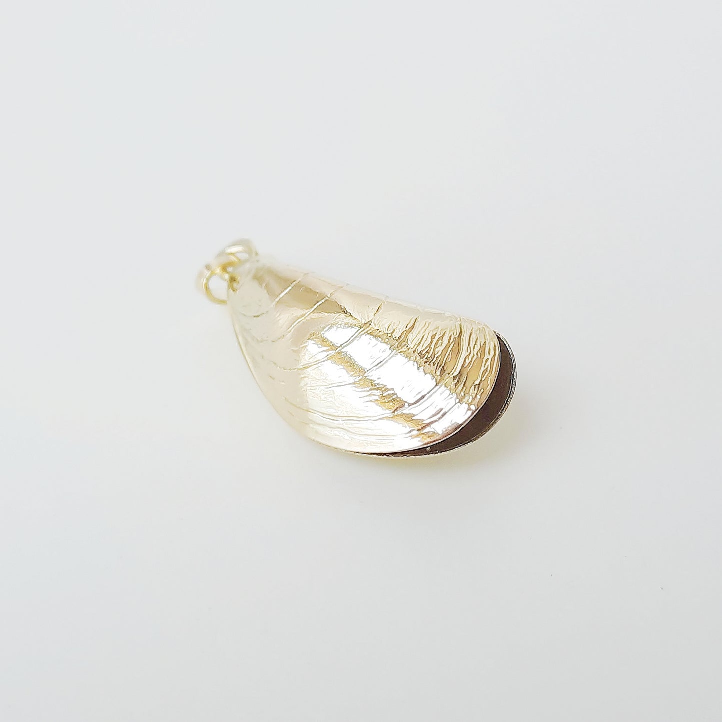 Mussel pendant 14ct