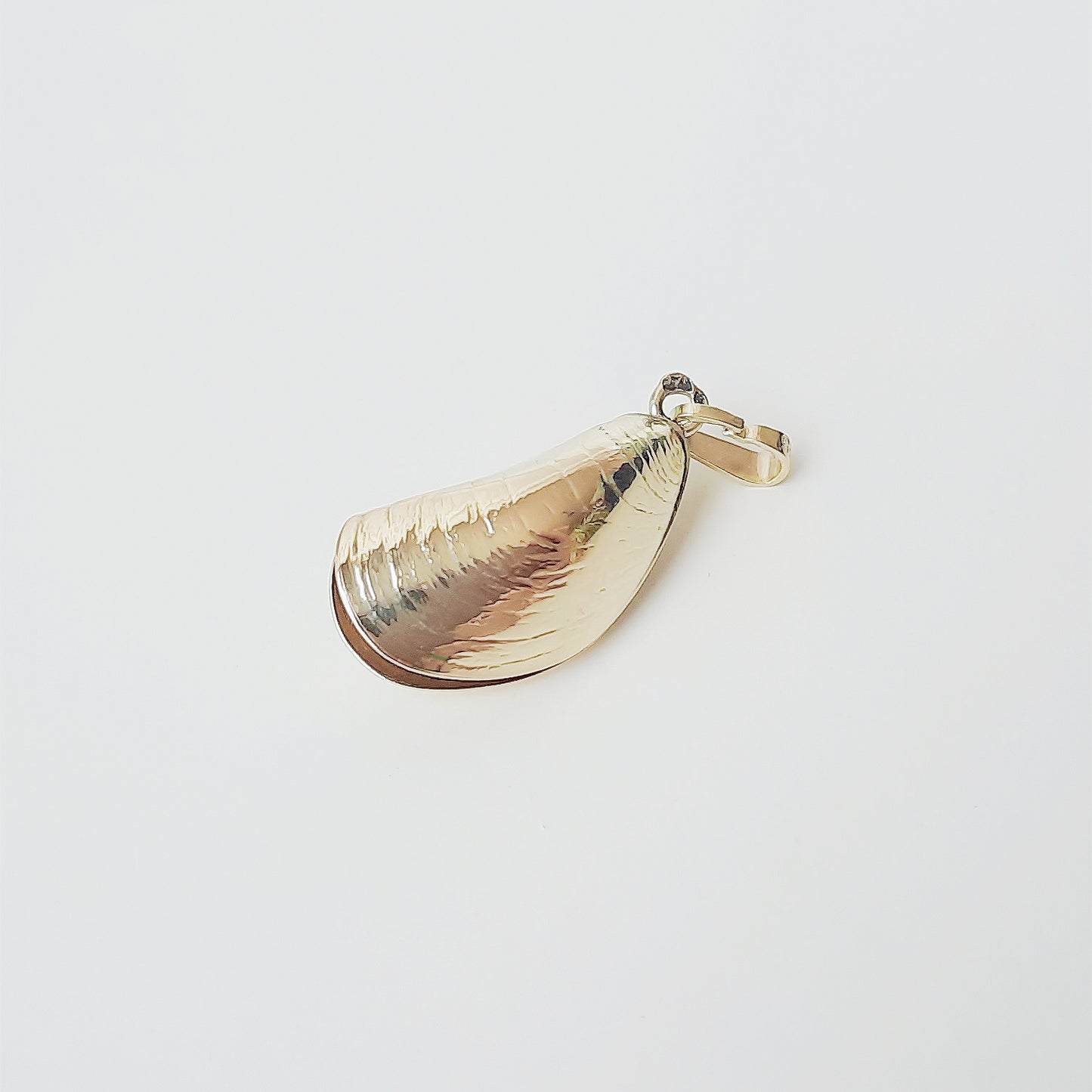 Mussel pendant 14ct