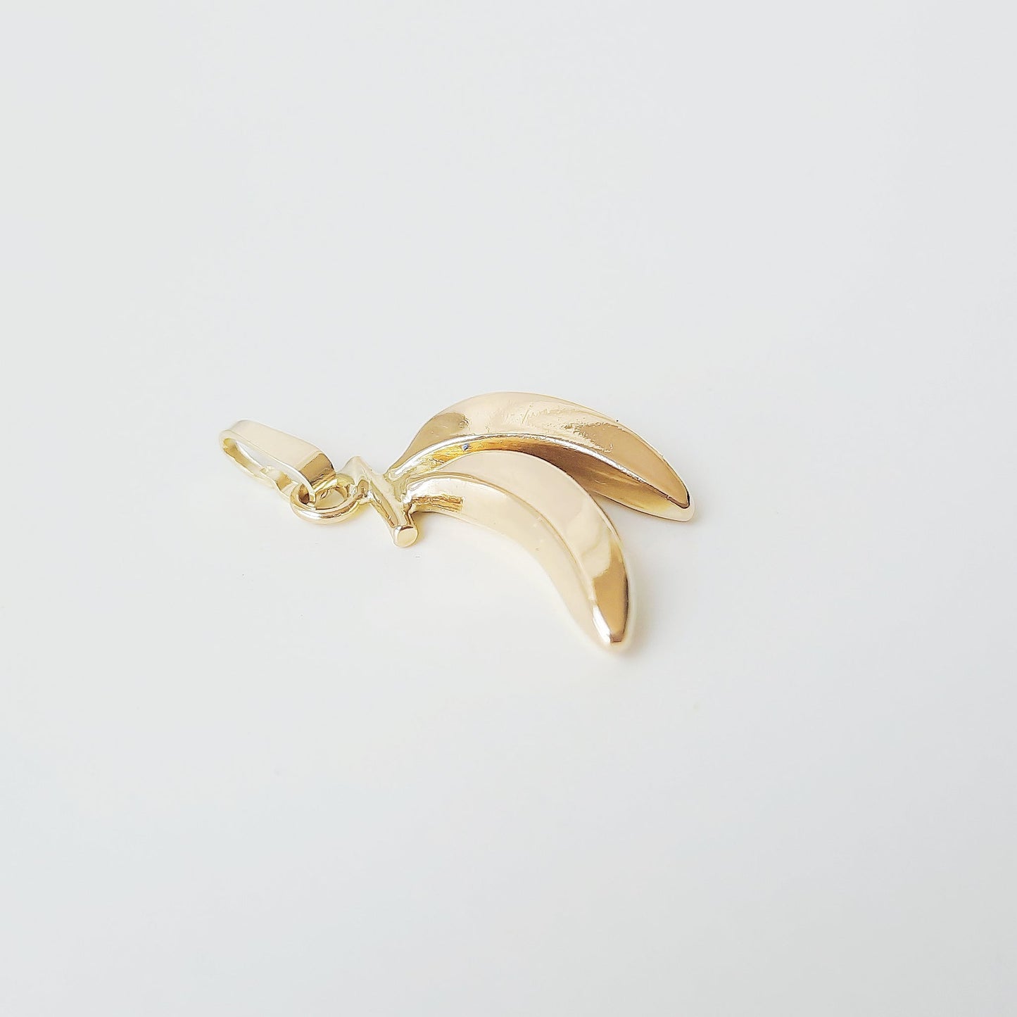 Banana charm 18ct