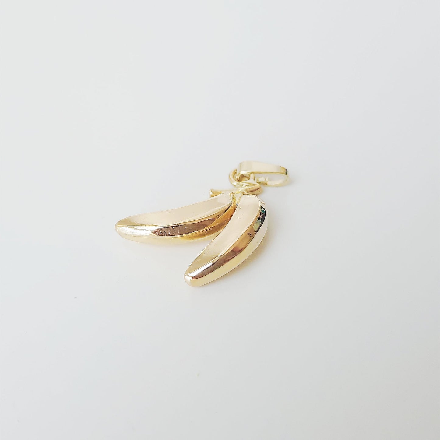 Banana charm 18ct