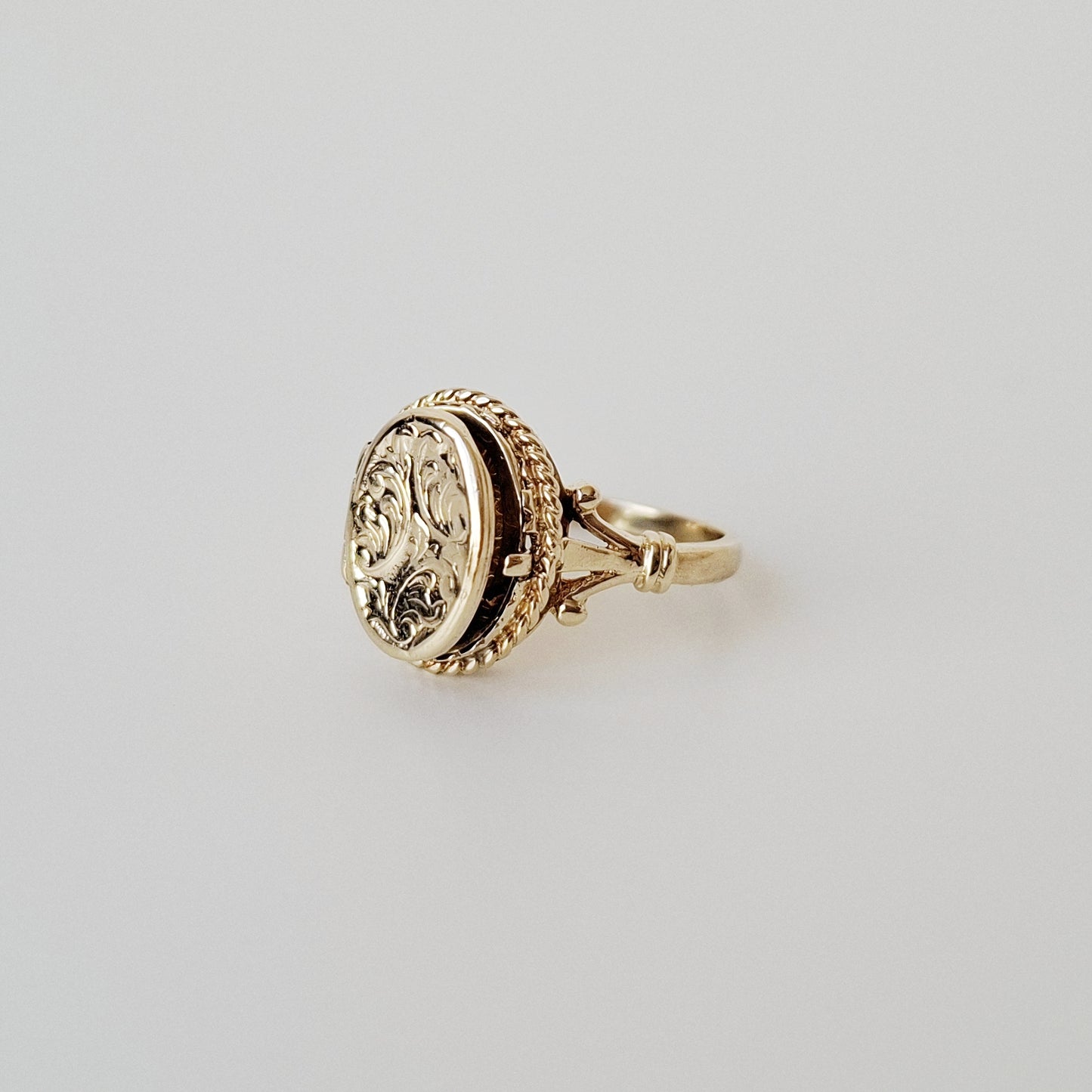 Engraved locket ring | NEW