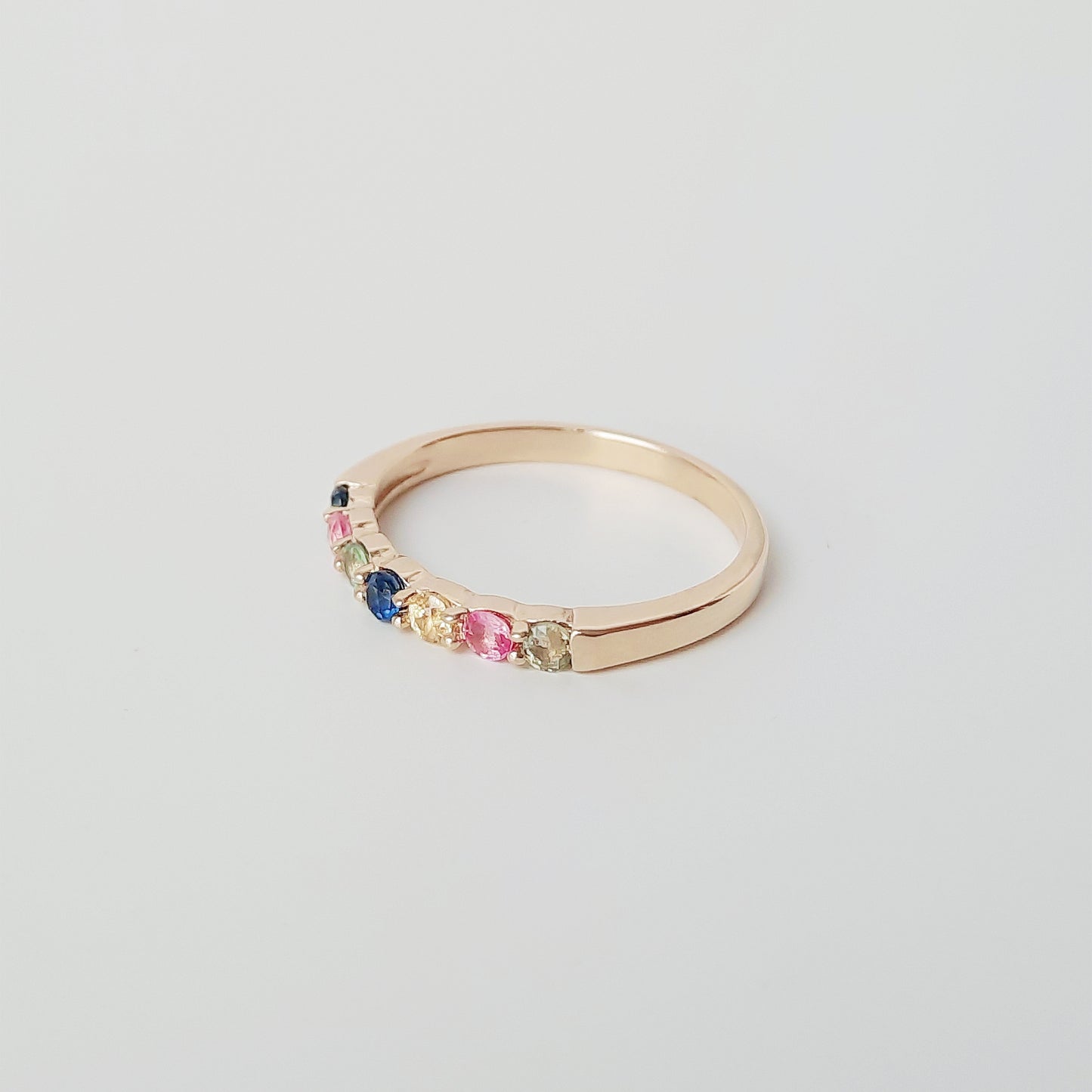 Multicoulored sapphire row ring