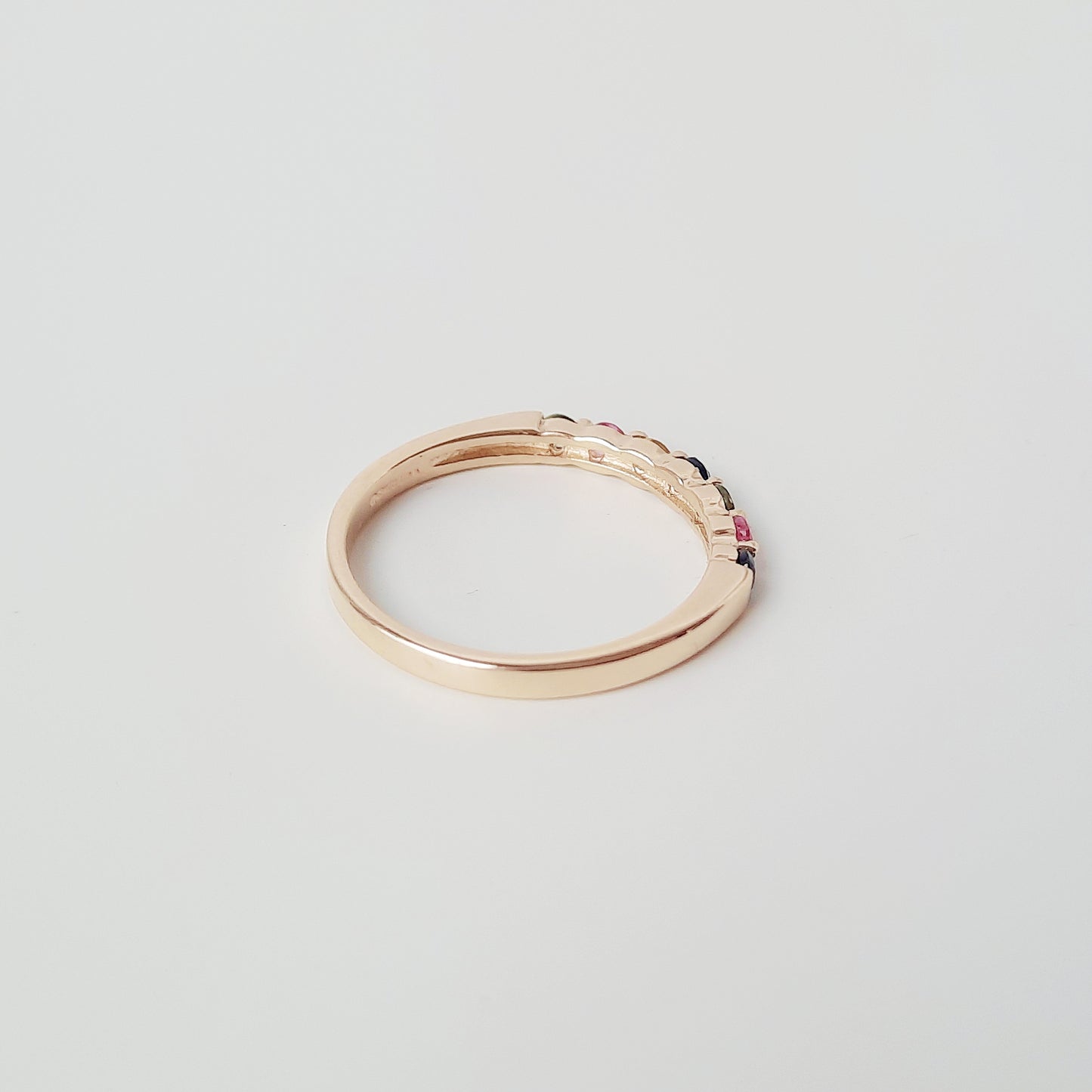 Multicoulored sapphire row ring